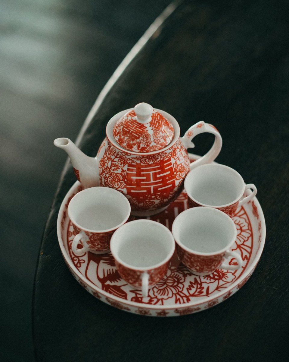 Bộ ấm chén men đỏ cho lễ dâng trà