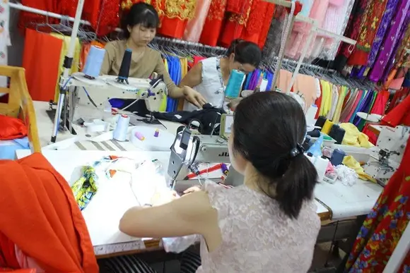 Chén trà đỏ in chữ Hỷ